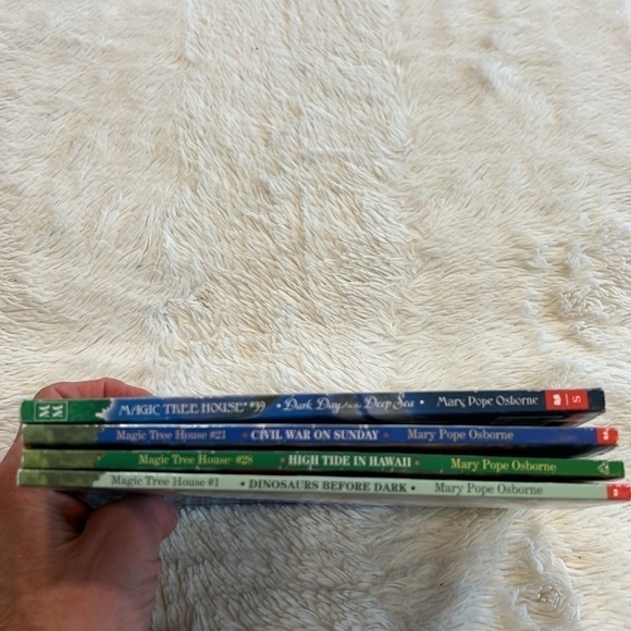 Magic Treehouse Books, by Mary Pope Osborne, includes 4 books - Picture 7 of 8